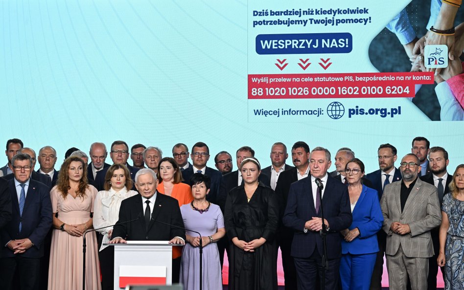 Prezes PiS Jarosław Kaczyński (L-front) oraz politycy partii podczas konferencji w Warszawie