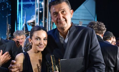 Nagrodzeni Złotymi Lwami za film „Przez ścianę” reżyser Maciej Sobieszczański oraz odtwórczyni roli 