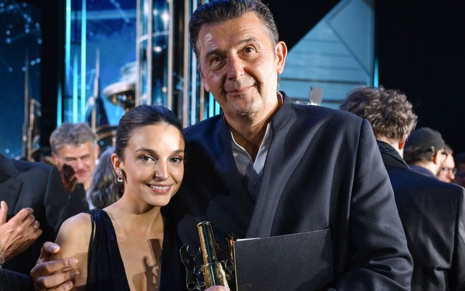Nagrodzeni Złotymi Lwami za film „Przez ścianę” reżyser Maciej Sobieszczański oraz odtwórczyni roli 