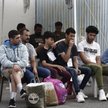Grecja. Migranci czekający na transport z portu Kalamata do ośrodka migrantów w Malakasie.