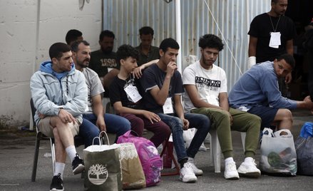 Grecja. Migranci czekający na transport z portu Kalamata do ośrodka migrantów w Malakasie.