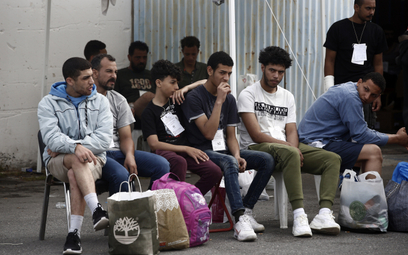 Grecja. Migranci czekający na transport z portu Kalamata do ośrodka migrantów w Malakasie.