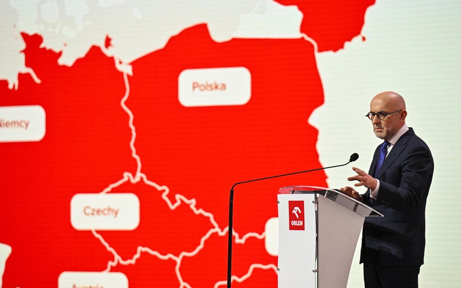 Prezes Orlenu Ireneusz Fąfara podczas konferencji w Warszawie