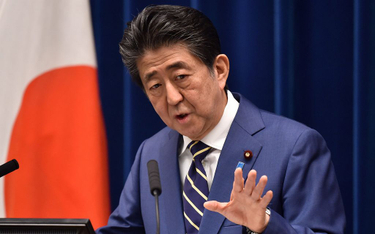 Premier Japonii krytykowany za "dwie maski na domostwo"