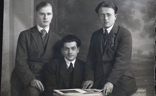 Grzegorz Peradze z przyjaciółmi z uniwersytetu w Leuven, Belgia, 28 lutego 1927 r.