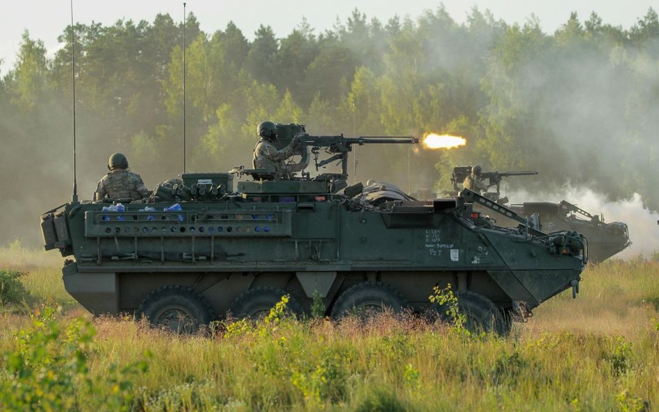 Transportery opancerzone Stryker armii amerykańskiej podczas ćwiczeń na poligonie w Orzyszu, lipiec 