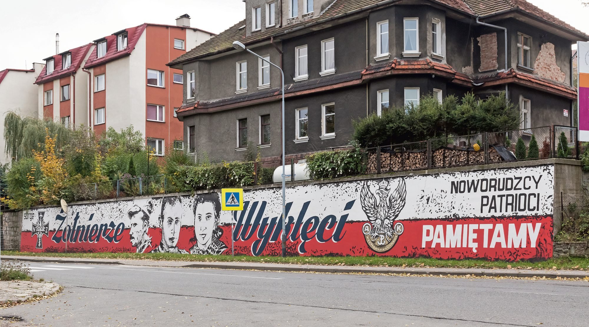 Dawniej kaci, dziś prawie bohaterowie. Absurdalne pokłosie polaryzacji