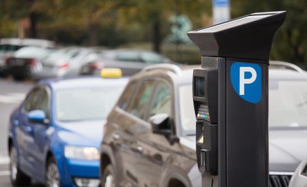 W wielu miastach w panele fotowoltaiczne wyposażone są parkomaty