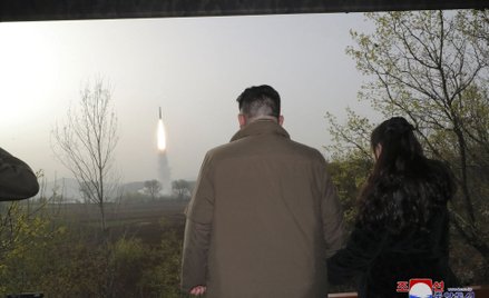 Kim Dzong Un wraz z córką ogląda próbę rakietową