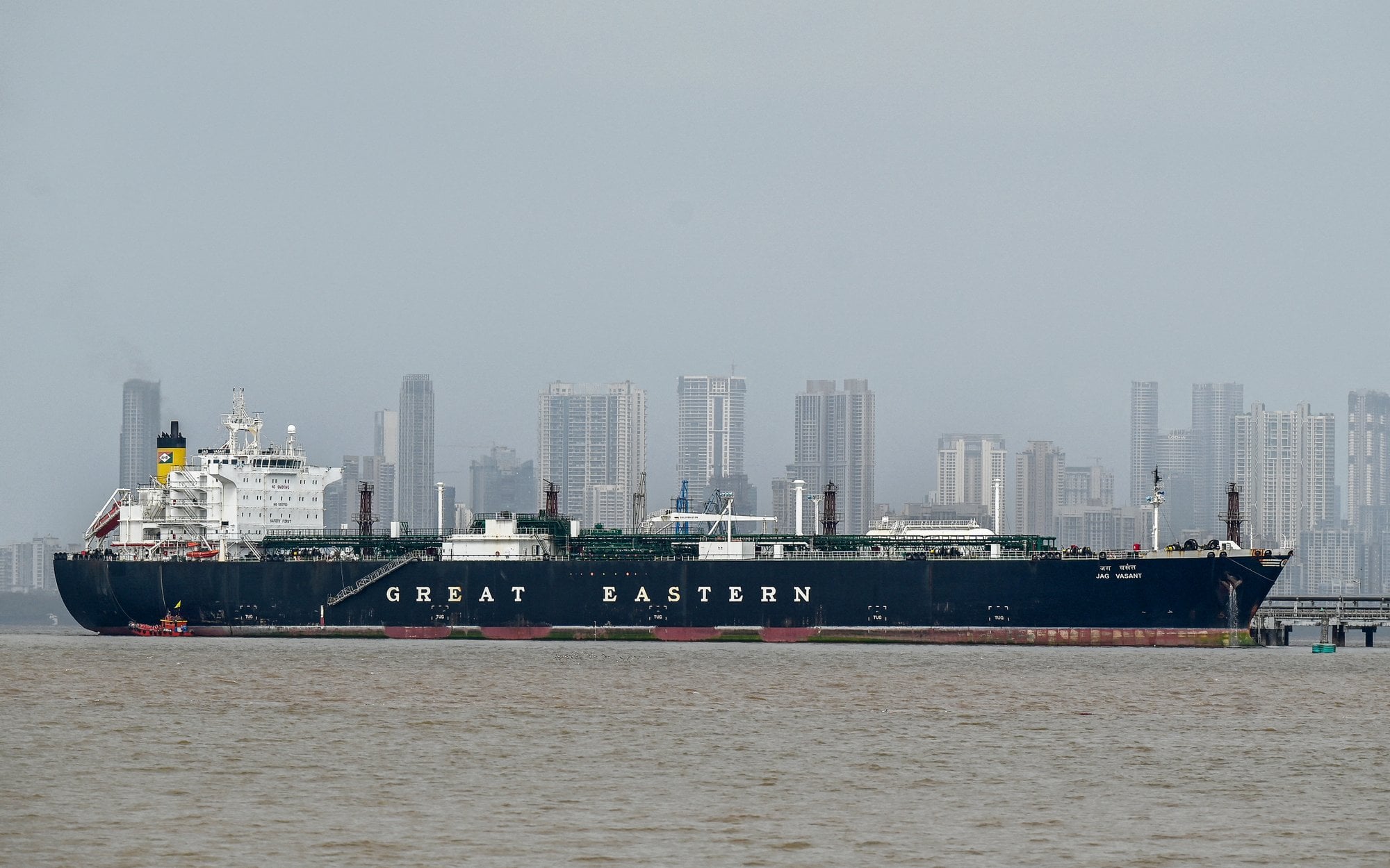 Trump threatens Iran. Oil is rising, and Hormuz acts as a checkpoint