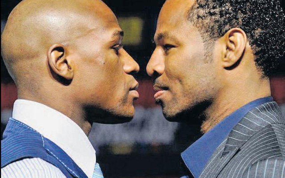 Floyd Mayweather jr (z lewej) i Shane Mosley przed walką