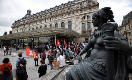 Pracownicy demonstrowali przed Muzeum d'Orsay w centrum Paryża