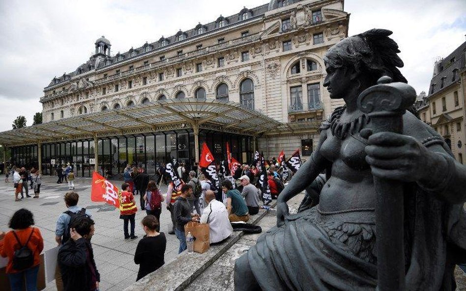 Pracownicy demonstrowali przed Muzeum d'Orsay w centrum Paryża