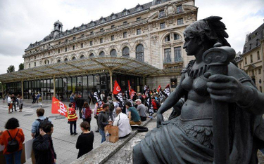 Pracownicy demonstrowali przed Muzeum d'Orsay w centrum Paryża