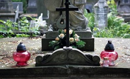 Na grobie Tekli stoi postać trzymająca w ręku „Modlitwę dziewicy”