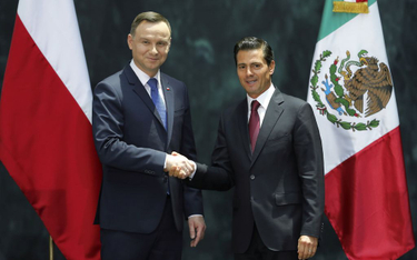 Polski prezydent Andrzej Duda (L) z prezydentem Meksyku Enrique Pena Nieto (P) w Pałacu Narodowym w 
