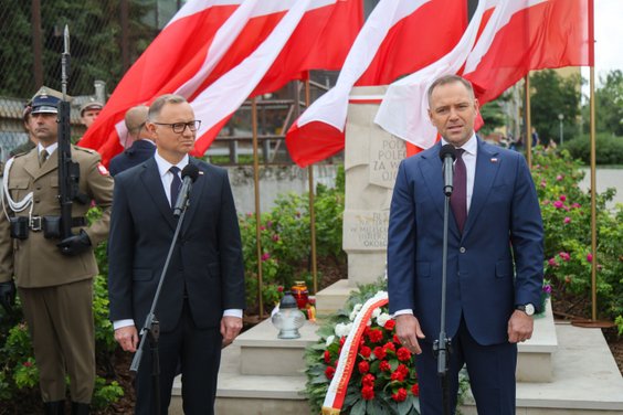 Prezydent Andrzej Duda i prezydent elekt Karol Nawrocki na uroczystości upamiętnienia ofiar rzezi Wo