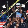 Kamil Stoch w Bischofshofen na ramionach Piotra Żyły (z lewej) i Stefana Huli.
