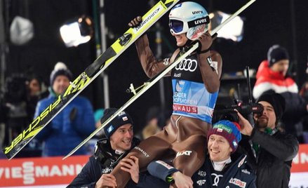 Kamil Stoch w Bischofshofen na ramionach Piotra Żyły (z lewej) i Stefana Huli.