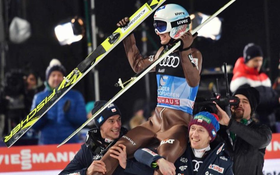 Kamil Stoch w Bischofshofen na ramionach Piotra Żyły (z lewej) i Stefana Huli.