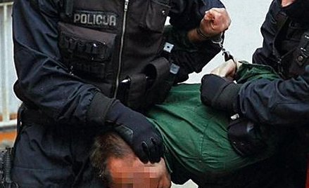 Policjanci ujęli trzech gangsterów, czwarty zmarł po wymianie ognia. Na zdjęciu jeden z zatrzymanych