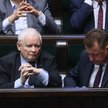 Prezes PiS Jarosław Kaczyński (L) i poseł PiS Mariusz Błaszczak (P) na sali obrad Sejmu