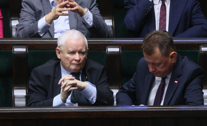 Prezes PiS Jarosław Kaczyński (L) i poseł PiS Mariusz Błaszczak (P) na sali obrad Sejmu