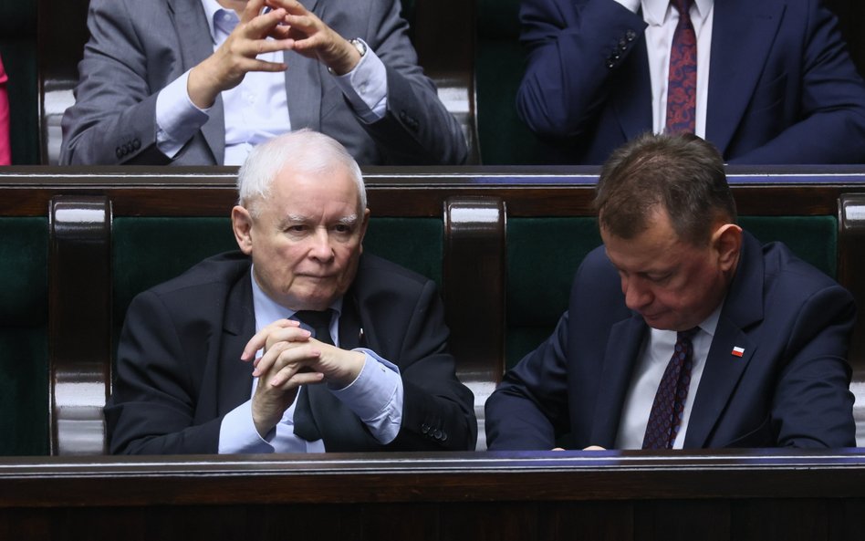 Prezes PiS Jarosław Kaczyński (L) i poseł PiS Mariusz Błaszczak (P) na sali obrad Sejmu