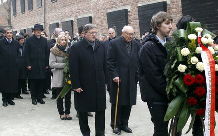 Na zdjęciu archiwalnym z 27.01.2011 r. prezydent RP Bronisław Komorowski i szef Międzynarodowej Rady