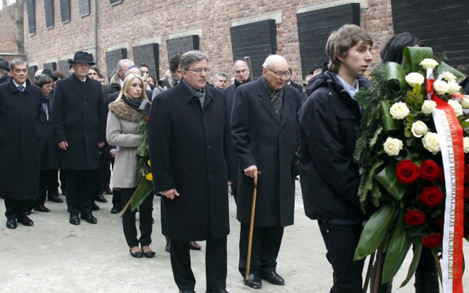 Na zdjęciu archiwalnym z 27.01.2011 r. prezydent RP Bronisław Komorowski i szef Międzynarodowej Rady