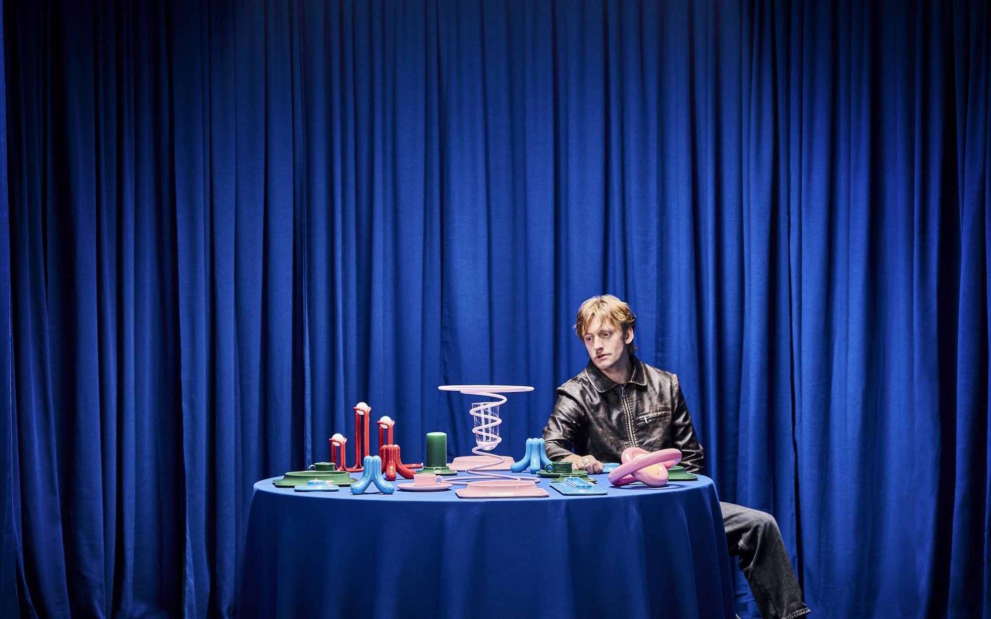 Młode pokolenie szaleje za jego projektami. 32-letni projektant podbija świat