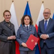 Od lewej wiceminister sprawiedliwości Maria Ejchart, nowa dyrektor generalna SW płk Renata Niziołek 