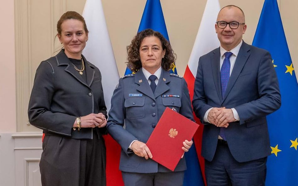 Od lewej wiceminister sprawiedliwości Maria Ejchart, nowa dyrektor generalna SW płk Renata Niziołek 