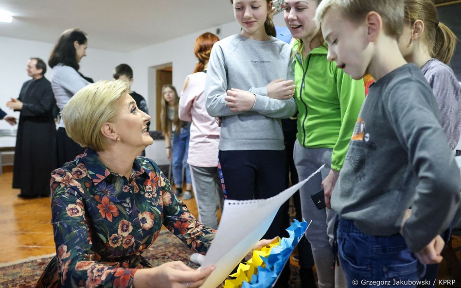 Pierwsza Dama spotkała się z uchodźcami. Tłumaczem był oskarżony o szpiegowanie dla Rosji