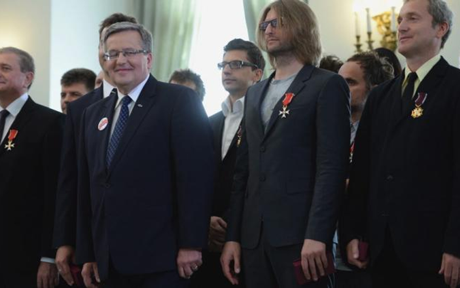 Bronisław Komorowski odznaczył m.in. pianistę Leszka Możdżera (obok prezydenta) i założyciela zespoł