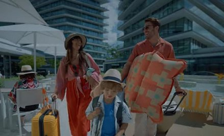 Film reklamowy pokazuje zadowoloną rodzinę w hotelu. Nakręcono go w jednym z obiektów w Międzyzdroja