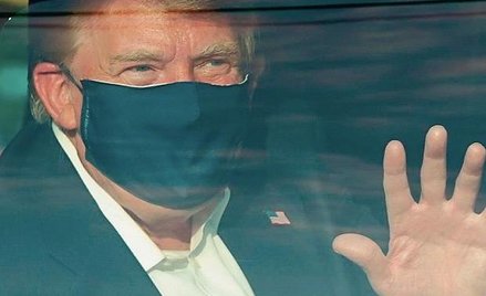 Zakażony Trump w trakcie kontrowersyjnej podróży samochodem