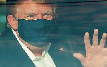 Zakażony Trump w trakcie kontrowersyjnej podróży samochodem