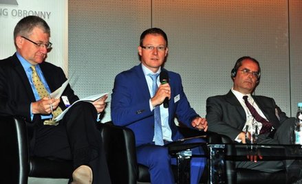 Krzysztof Krystowski (w środku), prezes Polskiego Holdingu Obronnego uważa, że współpraca firm zbroj