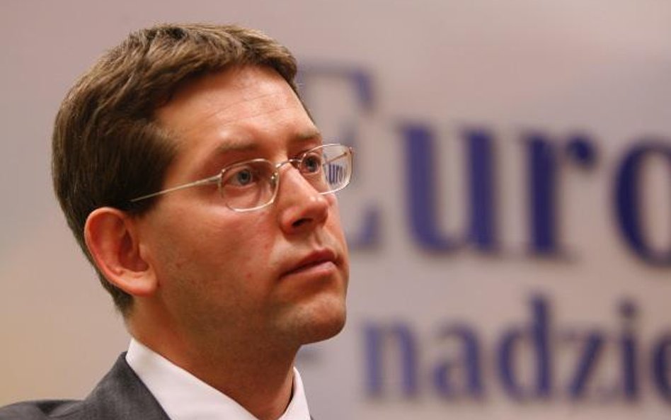 Dr Cezary Wójcik jest pracownikiem naukowym PAN i SGH. Był pracownikiem Europejskiego Banku Centraln