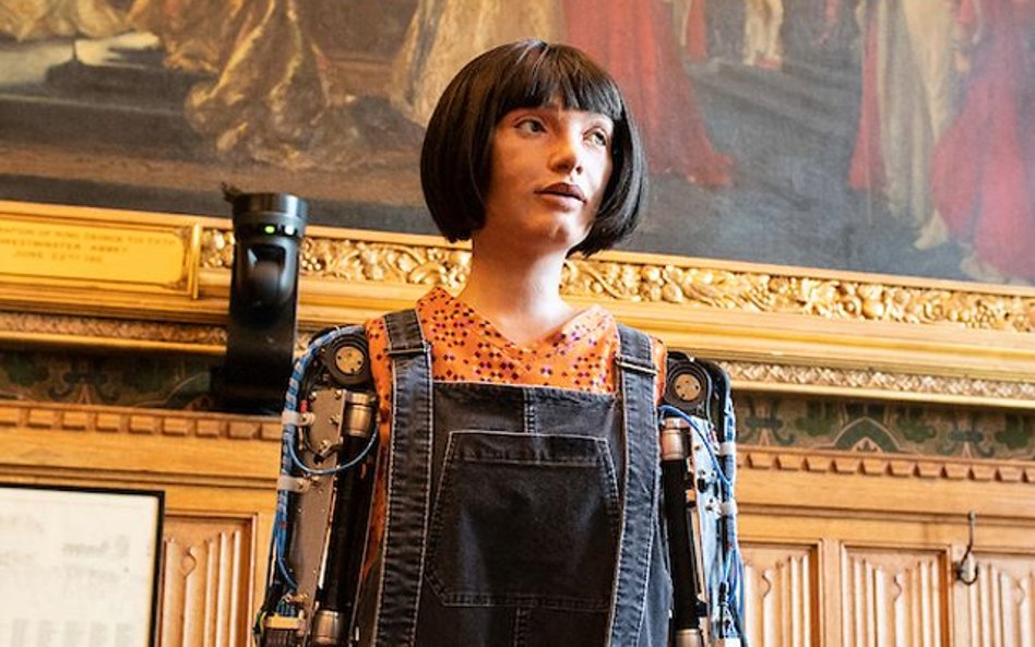 Ai-Da to pierwszy bot, który przemawiał w Izbie Lordów. Systemy AI, ruchome ramiona i kamery w oczac