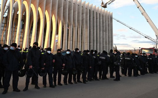 Policja otaczająca siedzibę Zjednoczonego Ruchu Narodowego