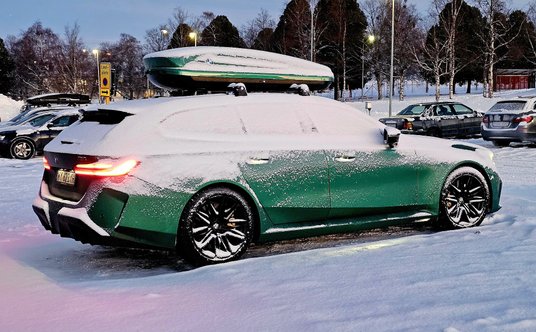 BMW M5 Touring ma bagażnik o pojemności 500 litrów (max. 1630 l). Komu to nie wystarczy może zamonto