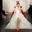 Pokaz kolekcji haute couture Giambattista Valli podczas tygodnia mody w Paryżu w styczniu 2025 roku.