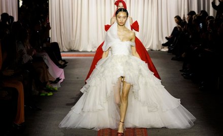 Pokaz kolekcji haute couture Giambattista Valli podczas tygodnia mody w Paryżu w styczniu 2025 roku.