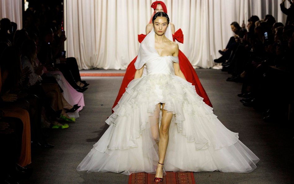 Pokaz kolekcji haute couture Giambattista Valli podczas tygodnia mody w Paryżu w styczniu 2025 roku.