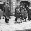 Mieszkańcy getta na ulicy Leszno (1941) (fot. Bundesarchiv, Bild 101I-134-0771A-39 / Zermin / CC-BY-
