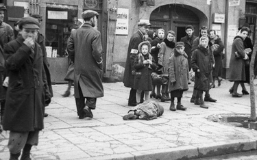 Mieszkańcy getta na ulicy Leszno (1941) (fot. Bundesarchiv, Bild 101I-134-0771A-39 / Zermin / CC-BY-
