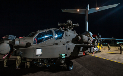 Brytyjskie śmigłowce bojowe AH-64E podczas wyładunku z samolotu transportowego C-17.