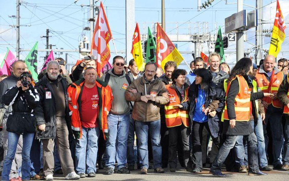 Brytyjskie cięcia, francuskie protesty